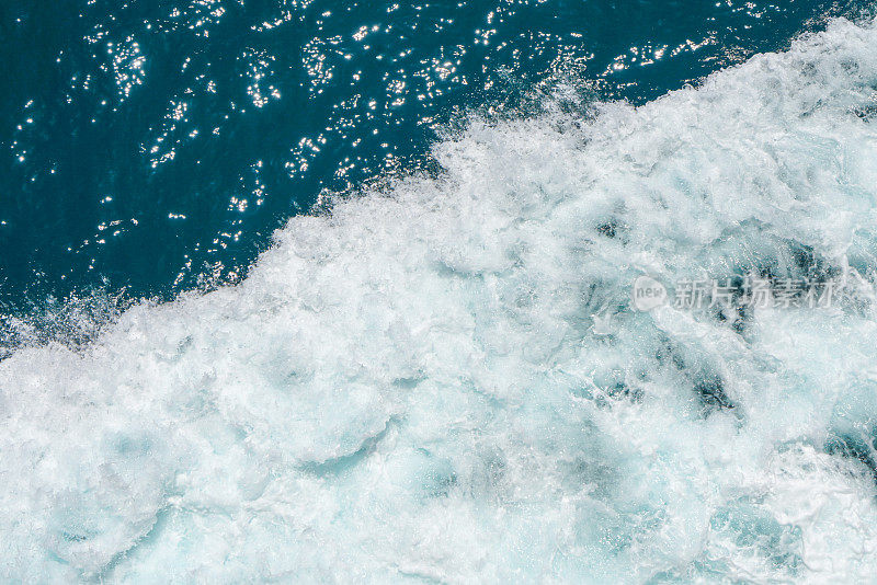 船的尾流，惠灵顿-皮克顿的观点(Interislander Cook Strait Ferry)，惠灵顿，新西兰。